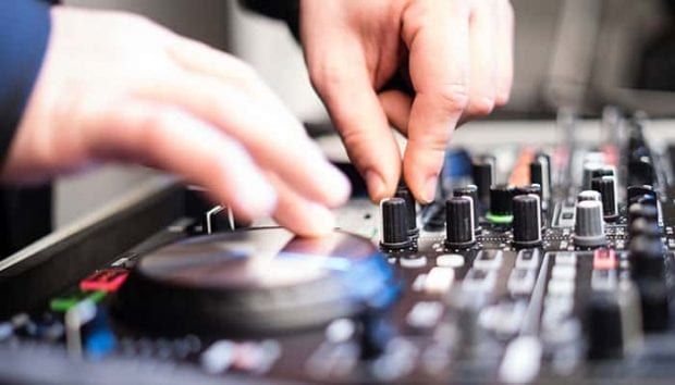 Top 10 Best DJ Turntables In 2020 | Sharpens